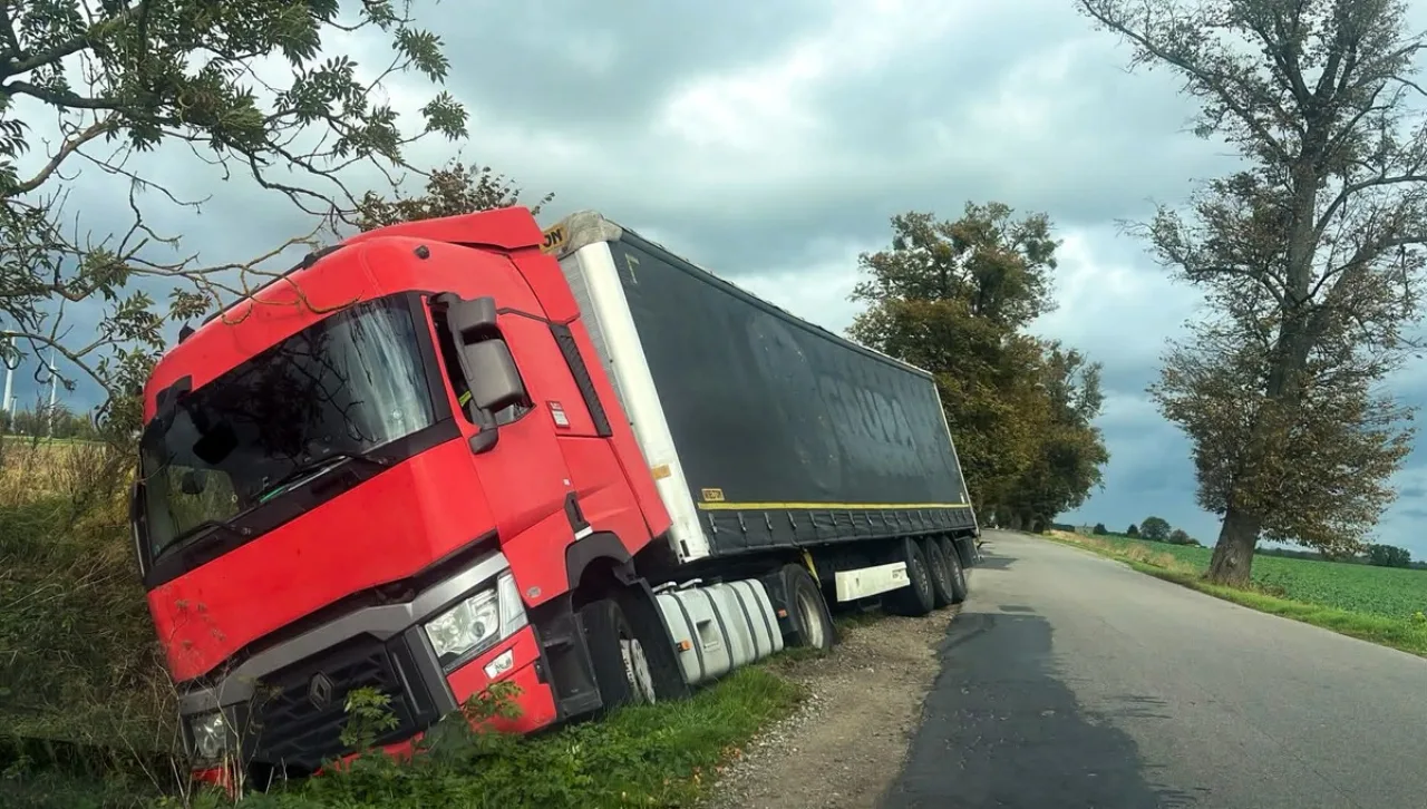 Trzy interwencje drogowe w powiecie iławskim. Mandaty i holowanie pojazdu